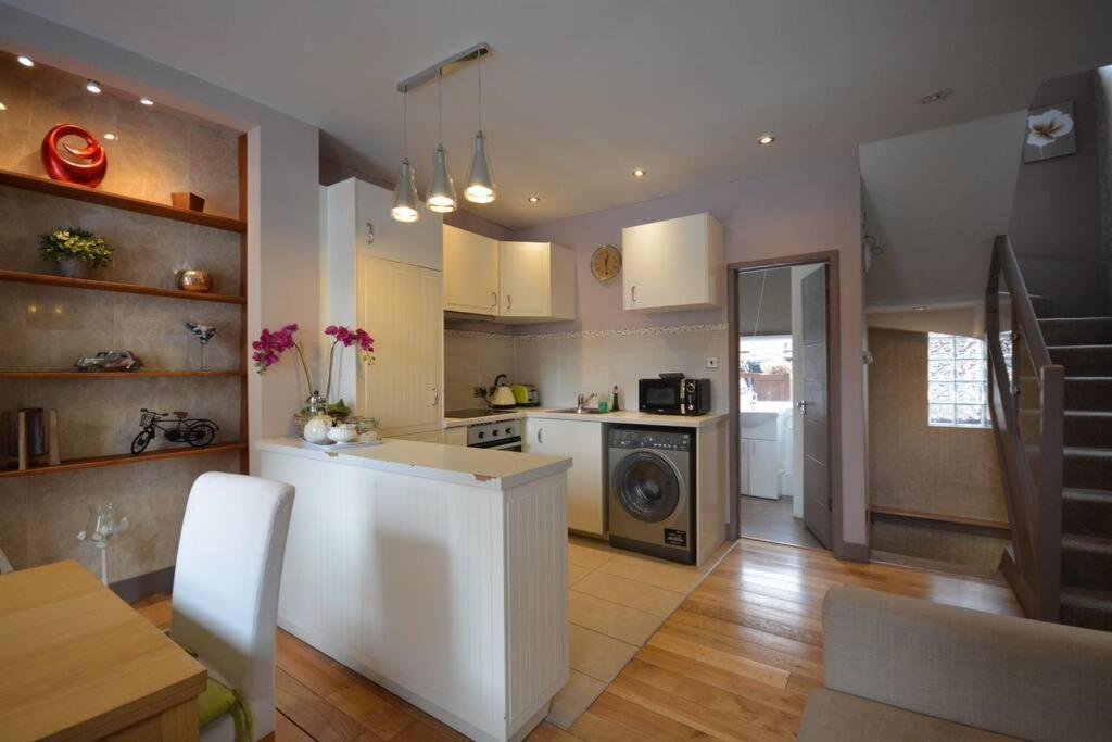 Cheerful 2 Bed Home With Terrace In Central Camden Лондон Екстериор снимка